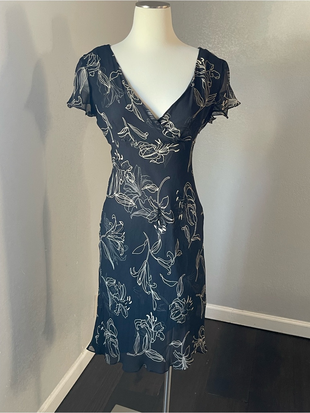Robbie Bee Navy Floral V-Neck Midi Dress 100% silk